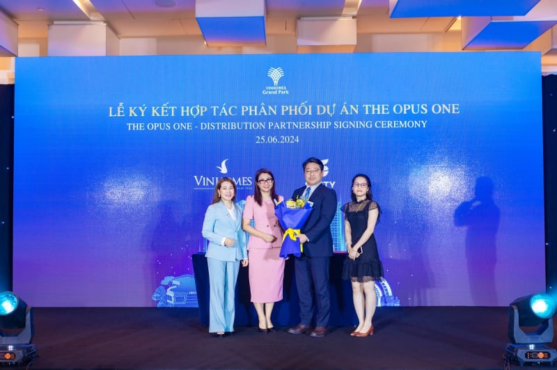 Đại diện Vinhomes và Samty Asia Investments kí kết hợp tác phân phối dự án