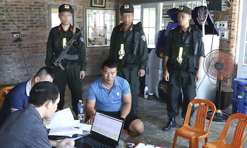 Lực lượng công an khám xét nơi ở của đối tượng Nguyễn Xuân Hùng