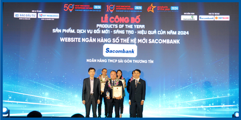 Đại diện Sacombank, ông Trần Anh Việt – Giám đốc Khu vực TP. Hà Nội, nhận giải thưởng từ Ban tổ chức