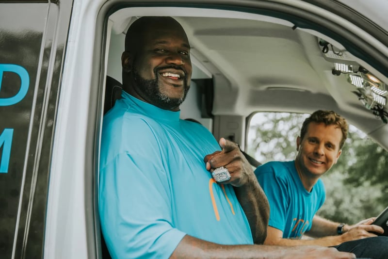 Jamie Siminoff cùng ngôi sao bóng rổ Shaquille O'Neal. Ảnh: Digital Trends