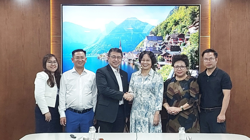 Bà Nguyễn Thị Lan Hương, Ủy viên Uỷ ban T.Ư Hội, Chủ tịch CLB Nông nghiệp công nghệ cao Doanh nhân trẻ Việt Nam và ông Roberto V. Antonio, Giám đốc Điều hành sản phẩm cây trồng, Bộ Nông nghiệp Philippines tại buổi làm việc.
