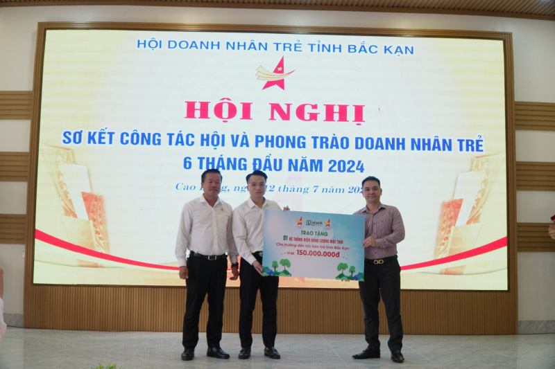 Ông Nguyễn Doãn Thắng (bên phải), Phó Chủ tịch - Tổng Thư ký Hội Doanh nhân trẻ Việt Nam và Intech Group đã trao tặng 1 hệ thống điện năng lượng mặt trời có lưu trữ công suất 5,8 kWp cho 1 điểm trường phổ thông dân tộc bán trú trên địa bàn tỉnh Bắc Kạn.