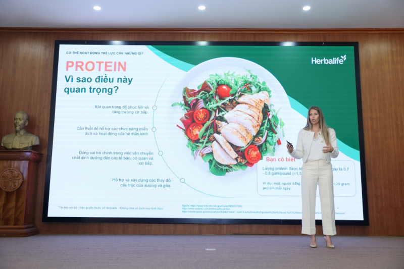 Tiến sĩ Dana Ryan, Giám đốc Hiệu suất Thể thao, Dinh dưỡng và Giáo dục tại Herbalife, thuyết trình kiến thức dinh dưỡng thể thao