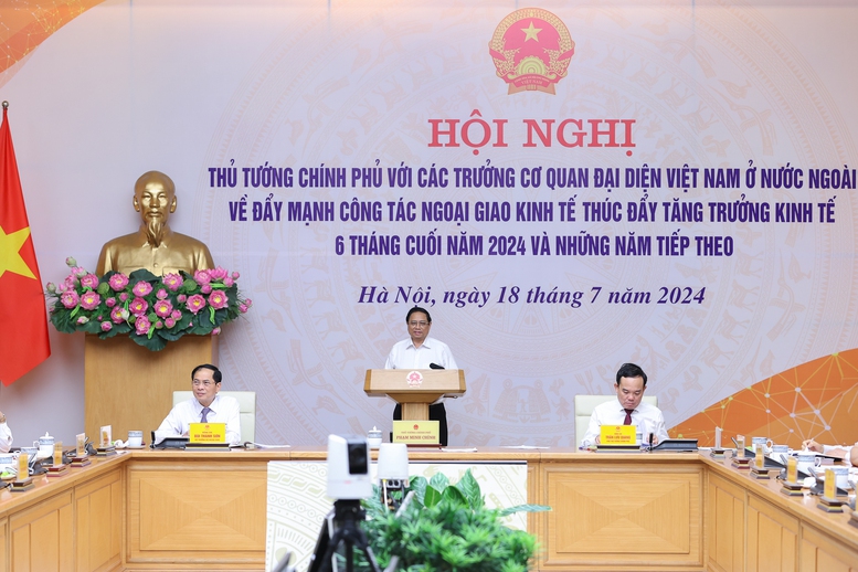 Thủ tướng Phạm Minh Chính chủ trì cuộc họp chiều tối 18/7. Ảnh: VGP