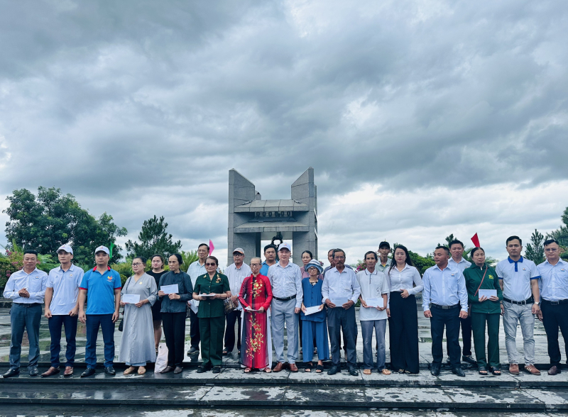 Hội Doanh nhân trẻ Cụm Bắc Trung bộ tưởng nhớ, tri ân các bậc lão thành cách mạng, các anh hùng, liệt sĩ...