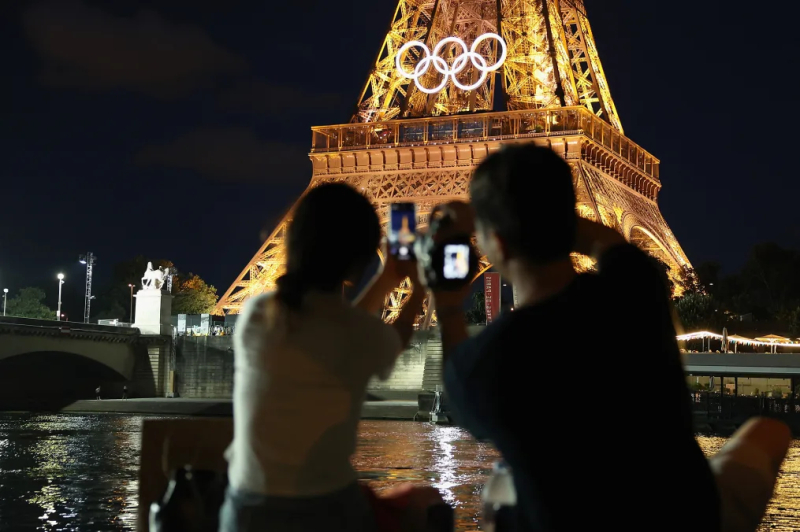 Tháp Eiffel được trang trí bằng các vòng tròn Olympic. Ảnh: CNN