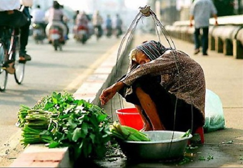 Người già phải ra đường bươn chải kiếm sống. Ảnh: Internet