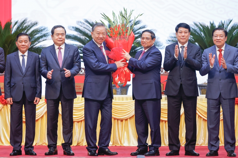Các đồng chí lãnh đạo chúc mừng Tổng Bí thư, Chủ tịch nước Tô Lâm. Ảnh: VGP