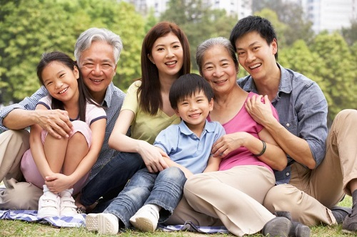 Mỗi người cần chủ động chuẩn bị già hóa thành công, giảm gánh nặng cho con cái sau này. Ảnh: Internet
