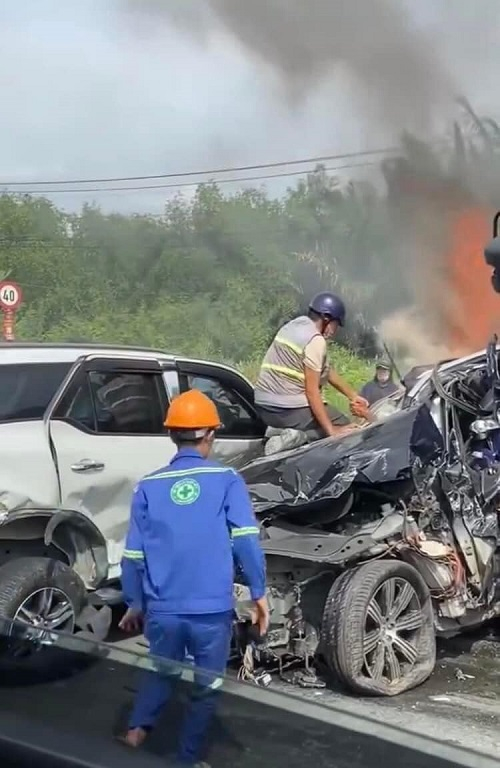 Khoảnh khắc hai bàn tay họ chạm nhau là hình ảnh làm gục ngã bất kỳ trái tim nào được cho là “chai sạn” nhất. Ảnh: Ảnh cắt từ clip
