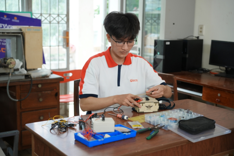 Trưởng nhóm B-wing - Duy Khang phát triển thiết bị cảnh báo chướng ngại vật cho người khiếm thị.