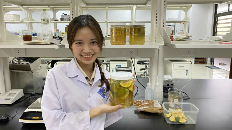Nhóm của sinh viên Minh Thiện với dự án Enzyme từ rác hữu cơ, nhóm sinh viên học bổng SCG Sharing The Dream vì cộng đồng.