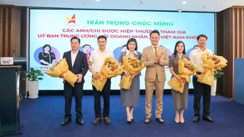 Ông Đặng Hồng Anh cùng các ông, bà được hiệp thương tham gia Uỷ ban Trung ương Hội Doanh nhân trẻ Việt Nam khoá VII