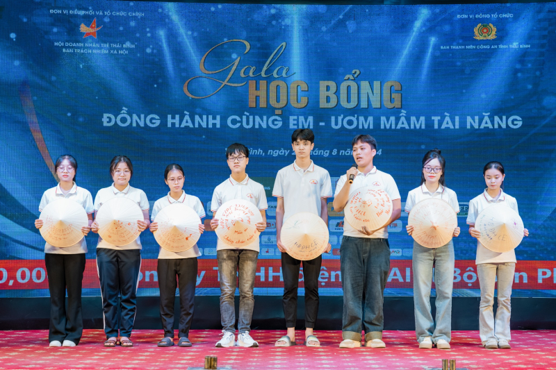 Đại diện các em học sinh được thụ hưởng từ quỹ học bổng gửi lời cảm ơn tại chương trình.