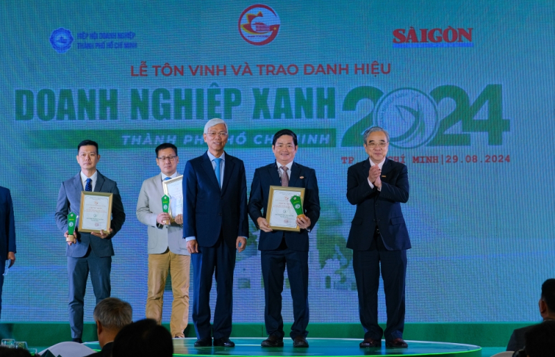  Ông Lâm Quốc Thanh, Tổng Giám đốc SATRA nhận danh hiệu “Doanh nghiệp xanh TPHCM năm 2024” 