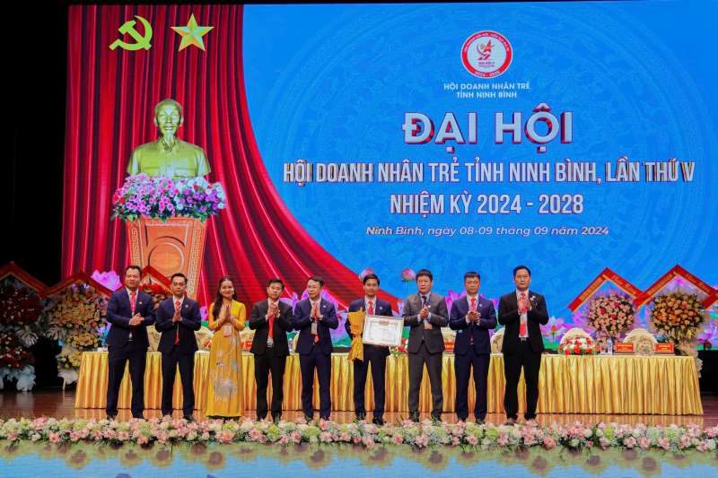 Ông Đỗ Hữu Huỳnh, Phó Chủ tịch T.Ư Hội Doanh nhân trẻ Việt Nam (thứ 3 từ phải sang) tặng Bằng khen của T.Ư Hội cho Hội Doanh nhân trẻ Ninh Bình.