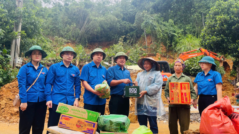 Ông Nguyễn Văn Nam, Chủ tịch Hội Doanh nhân trẻ tỉnh Bắc Kạn (thứ 4 từ phải sang), trao quà cho bà con vùng lũ.