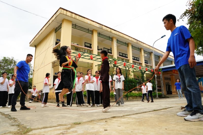 Không chỉ mang đến sữa, đoàn nhân viên Vinamilk còn vui chơi cùng các em nhằm tạo niềm vui, động viên các em về lại cuộc sống thường ngày sau những ngày bão lũ 