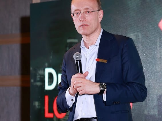 CEO Techcombank Jens Lottner phát biểu chia sẻ về chiến dịch Thu hút nhân tài tại Singapore