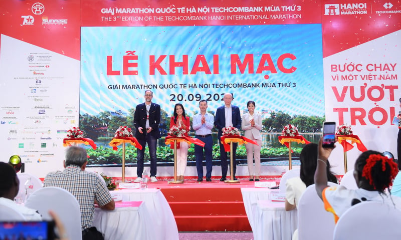 Khai mạc Giải Marathon Quốc tế Hà Nội Techcombank Mùa thứ 3