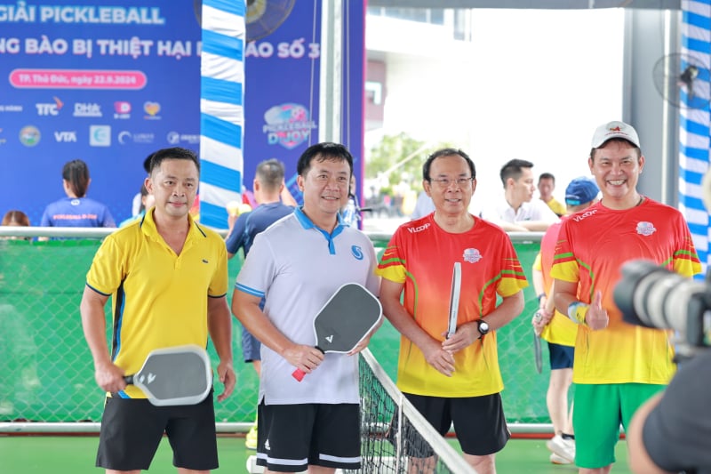 Bí thư Thành ủy TP.HCM Nguyễn Văn Nên (thứ hai từ phải qua) tham dự giải đấu pickleball vận động kinh phí ủng hộ đồng bào bị thiệt hại bởi thiên tai.