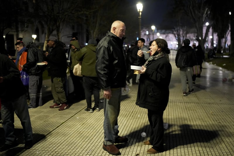 Debora Paola Galluccio ăn tại một nhà bếp cộng đồng ở Buenos Aires, Argentina. Ảnh: APNews