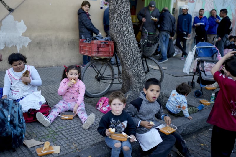 Trẻ em ăn bữa ăn từ thiện tại ngoại ô Buenos Aires, Argentina. Ảnh: APNews