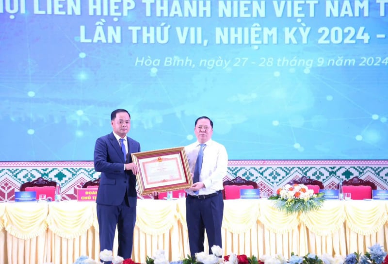 Thừa uỷ quyền của Thủ tướng Chính phủ, ông Nguyễn Phi Long (áo trắng), Uỷ viên dự khuyết T.Ư Đảng, Bí thư Tỉnh uỷ Hoà Bình đã trao tặng Bằng khen của Thủ tướng Chính phủ cho Phó Chủ tịch Hội Doanh nhân trẻ Việt Nam Đỗ Duy Liên