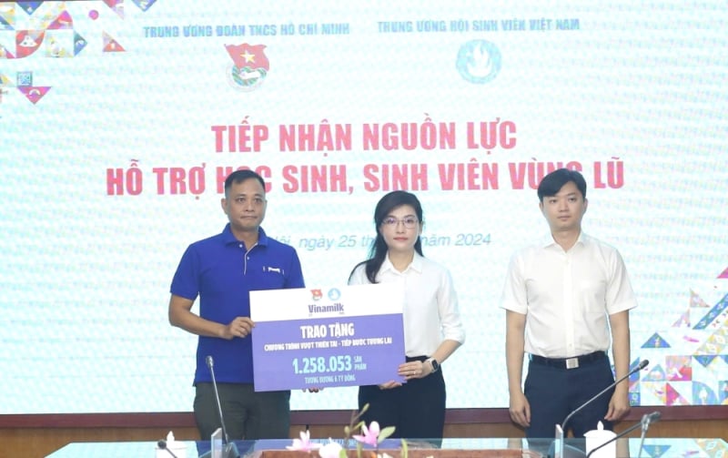 Đại diện Vinamilk trao tặng bảng tượng trưng hơn 1.258.000 sản phẩm (tương đương 6 tỷ đồng) cho đại diện Trung ương Đoàn TNCS Hồ Chí Minh 