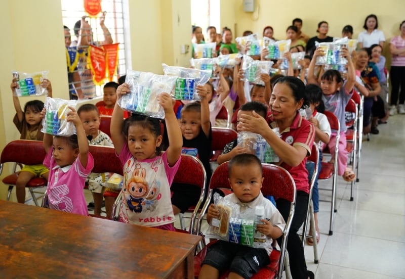  Vinamilk dành tặng nhiều sự hỗ trợ cho trẻ em tại các địa phương bị ảnh hưởng bởi thiên tai  