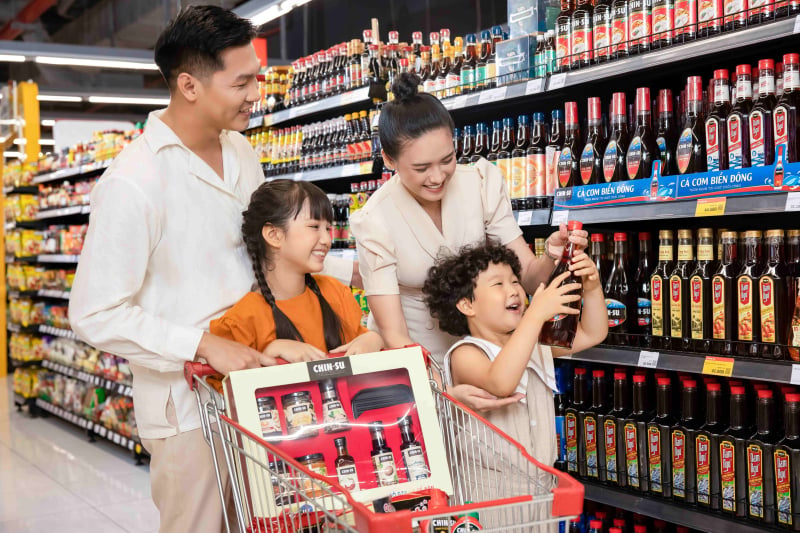 Người tiêu dùng mua sắm sản phẩm của Masan Consumer