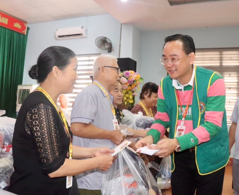 Ông Nguyễn Ngọc Tấn, Chủ tịch CLB Du lịch doanh nhân trẻ Việt Nam, Trưởng đoàn thiện nguyện trao quà cho đồng bào gặp nhiều khó khăn do bão lũ.