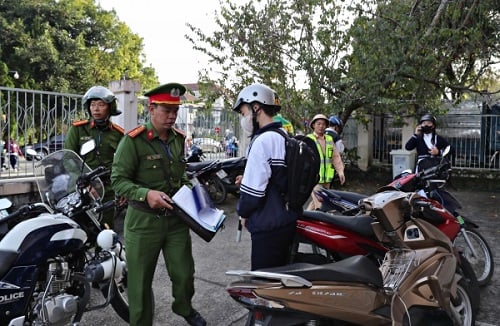 Đồng loạt ra quân xử lý nghiêm hành vi vi phạm luật giao thông đường đối học sinh trên cả nước. Ảnh: Internet