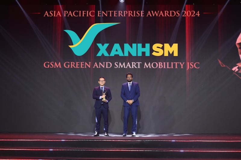 Ông Phạm Thanh Tú - Đại diện Xanh SM (bên trái) nhận giải thưởng Fast Enterprise Award – 