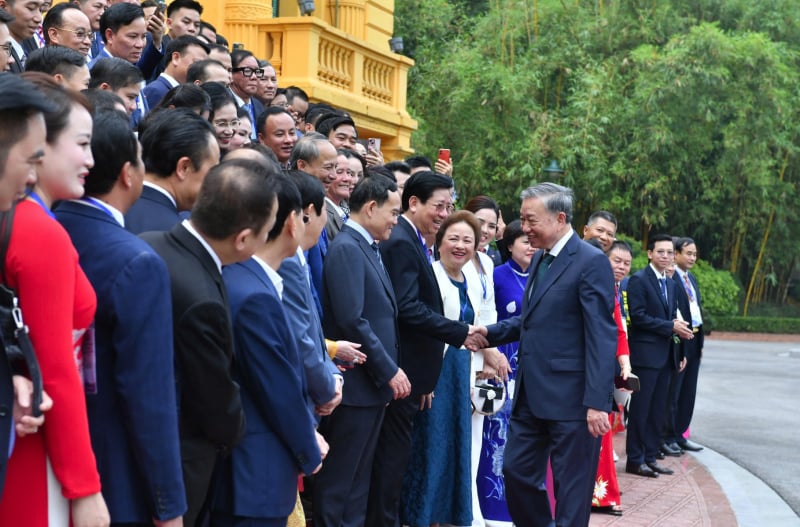 Tổng Bí thư, Chủ tịch nước Tô Lâm gặp mặt các đại biểu doanh nhân tiêu biểu. Ảnh: TTX