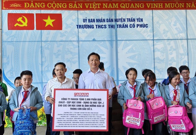 Đại diện Fahasa trao tặng quà cho các em học sinh vùng núi Yên Bái