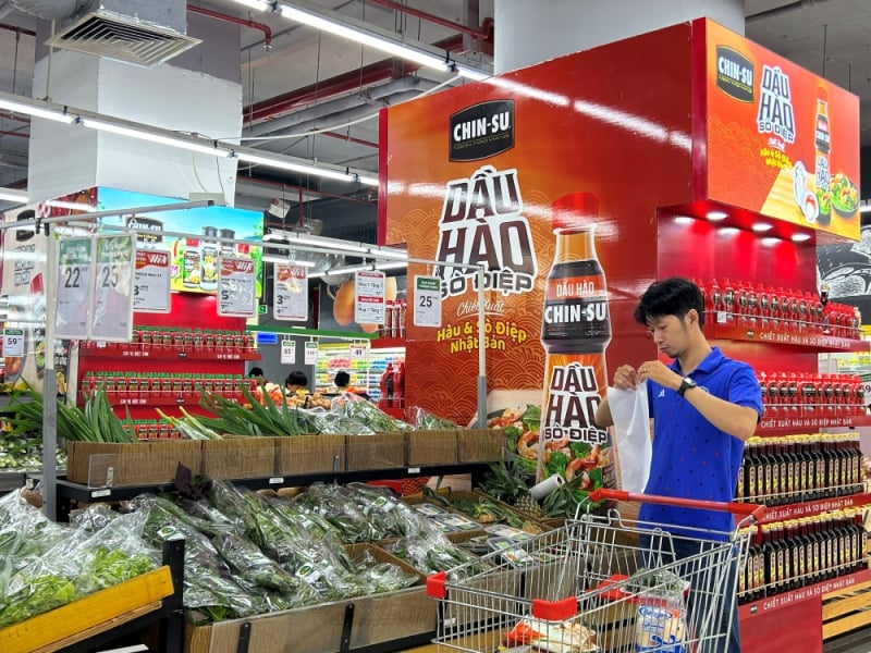 Người tiêu dùng mua sắm tại siêu thị WinMart