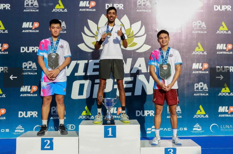 Trương Vinh Hiển (bên trái) và Trịnh Linh Giang (bên phải) team D-Joy tại giải đấu Pickleball PPA Tour Australia - Việt Nam Open 2024