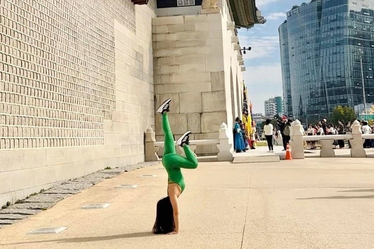 Người phụ nữ bị chỉ trích khi tạo dáng yoga bên ngoài tường rào cung Gyeongbokgung, Hàn Quốc. Ảnh cắt từ clip