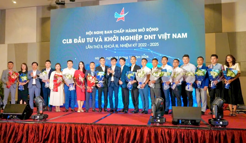 Lãnh đạo CLB Đầu tư và Khởi nghiệp Doanh nhân trẻ Việt Nam tặng hoa chào mừng các thành viên mới.