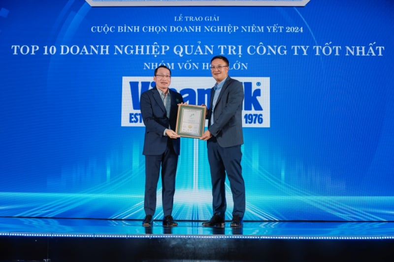 Đại diện Vinamilk (bên trái) đón nhận danh hiệu Top 10 Doanh nghiệp Quản trị công ty tốt nhất (nhóm vốn hóa lớn) năm thứ 10 liên tiếp. 