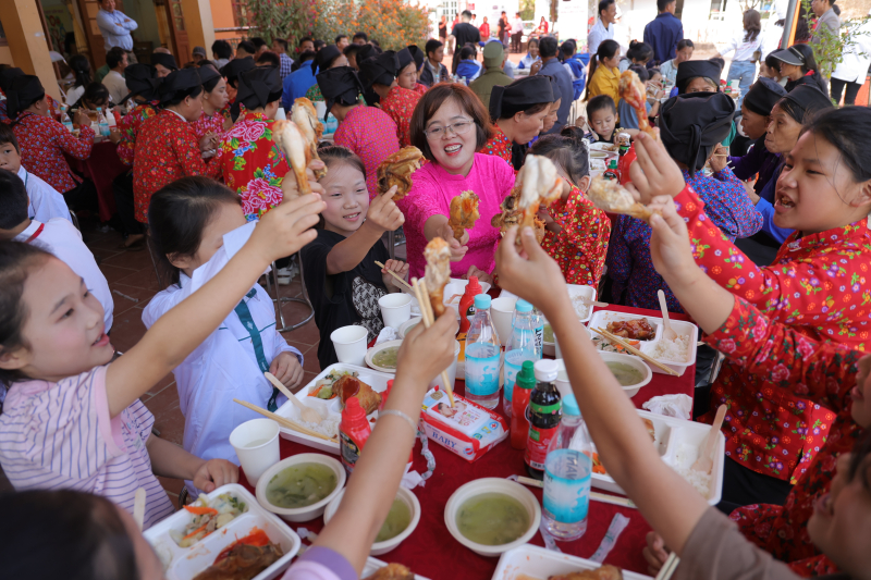 Mỗi bữa cơm không chỉ là sự no đủ mà còn là sự ấm áp, thắp lên trong lòng các em niềm hy vọng về một tương lai tươi sáng