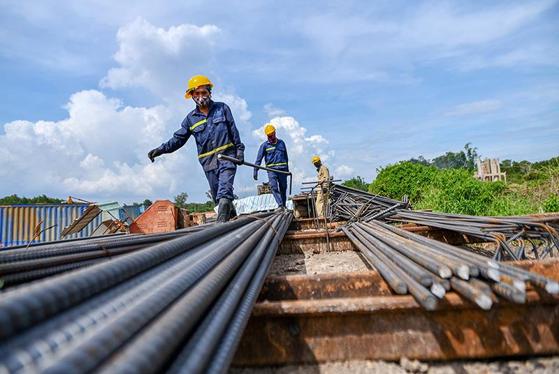 Vốn đầu tư công được giải ngân sẽ kích thích vốn đầu tư tư nhân, tạo động lực cho tăng trưởng kinh tế. Ảnh: T.L.