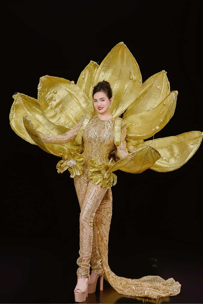 Vũ Thị Hoa trong phần thi Trang phục văn hoá dân tộc