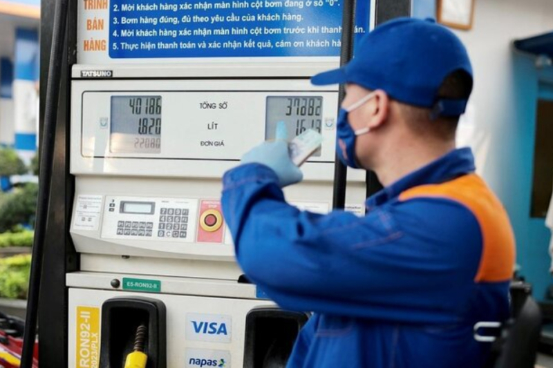 Giá dầu biến động lớn hơn giá xăng trong kì điều hành 12/12. Ảnh: T.L.
