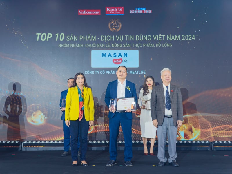 Đại diện Công ty CP Masan MEATLife nhận giải thưởng Top 10 Tin dùng Việt Nam 2024