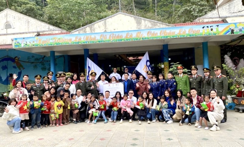 Những hình ảnh đoàn thanh niên hào hứng chuyển từng phần quà, hành động tận tâm đã làm dậy lên một tinh thần đoàn kết không chi là trong đại gia đình quốc gia mà còn là giữa con người với con người.