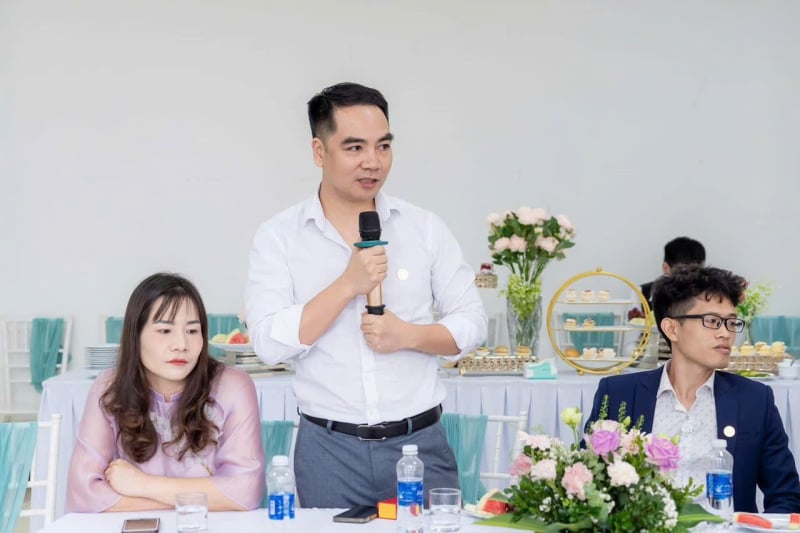 Anh Tô Văn Hội (giữa) là một doanh nhân đầy bản lĩnh, luôn ấp ủ khát vọng tạo nên những giá trị đột phá trong lĩnh vực truyền thông kỹ thuật số.