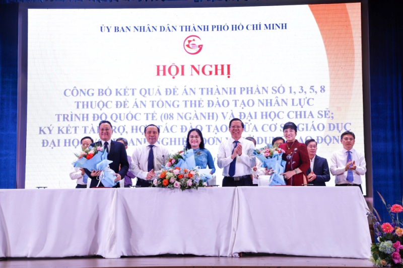 CEO Lưu Thị Thanh Mẫu đại diện Phúc Khang ký MOU với trường Khoa học Xã hội và Nhân văn ĐHQG-HCM trước sự chứng kiến của đại diện lãnh đạo TP.HCM và ĐHQG-HCM