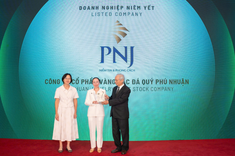 Chị Trần Phương Ngọc Thảo đại diện PNJ nhận giải thưởng Top 50 Doanh nghiệp phát triển bền vững CSA 2024